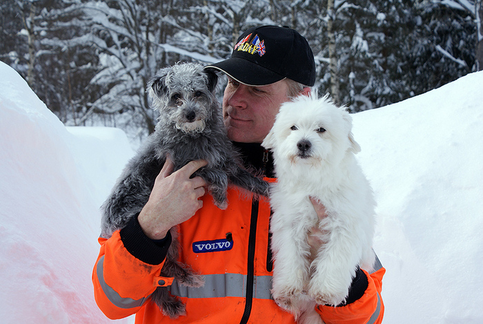 106 - Två som gärna hjälper till med snöskottningen.