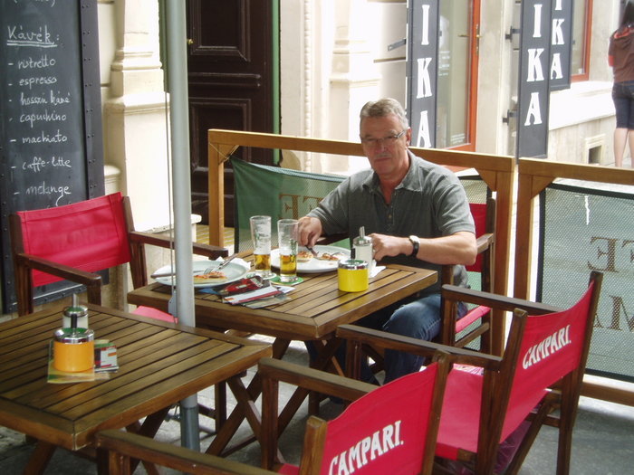 På En Pub I Staden Keszthely Vid Balaton Sjön I Ungern-08