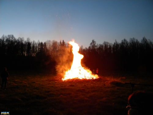 Stolt Flamma Mot Dunkla Skyar. Vid Valborgsfirandet I Karlstorp.