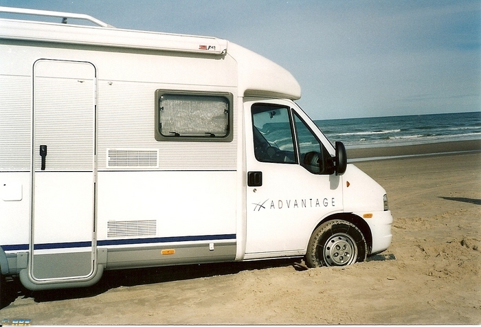 Varning för bilkörning på stranden i lökken
