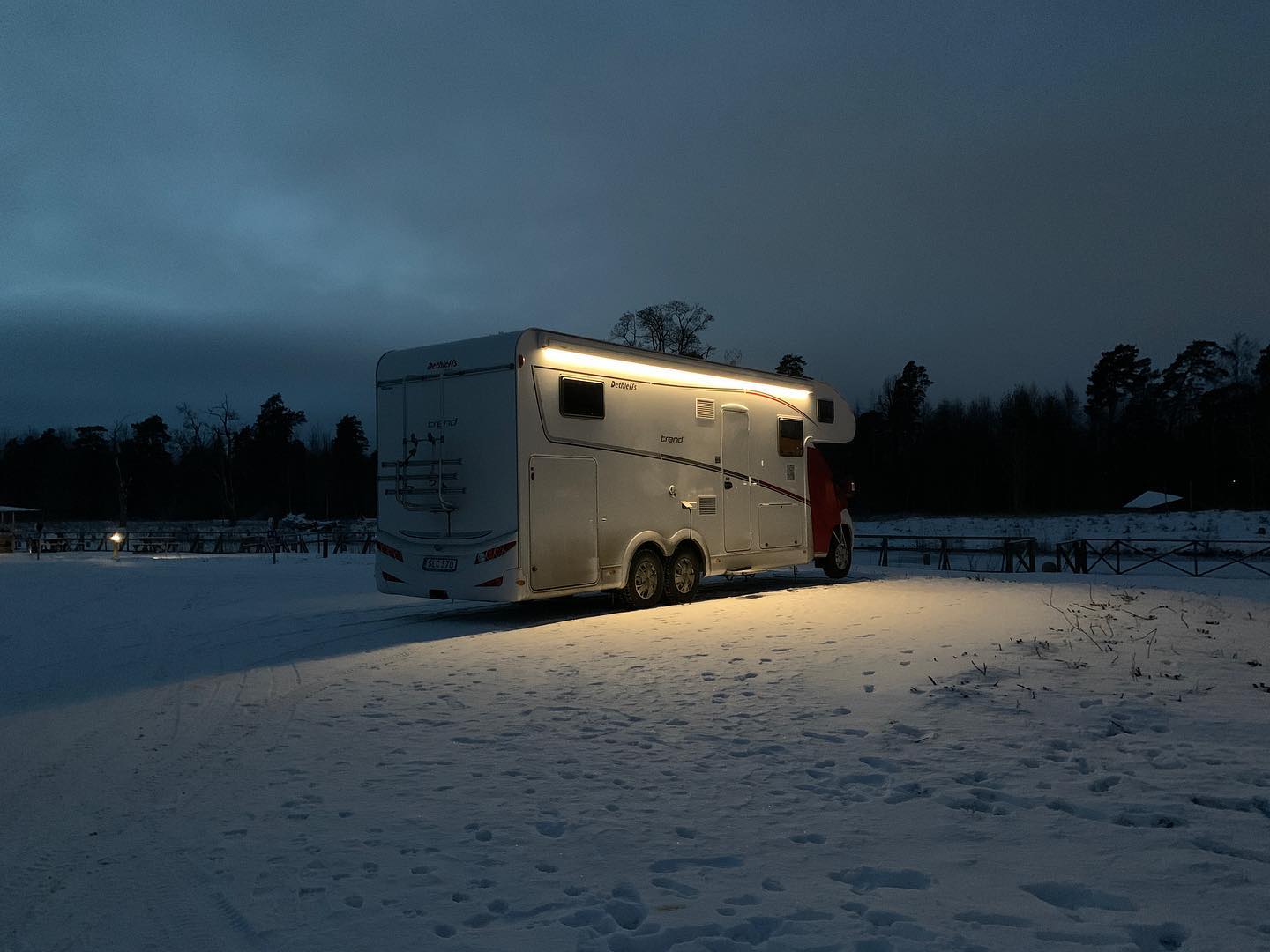 Vintercamping utmed frusen Göta kanal